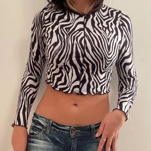 Topp - Detta är min zebra tröja, på mig sitter den ganska tight och jag har storlek S. Den är super cool med fina detaljer och den är i bra skick.