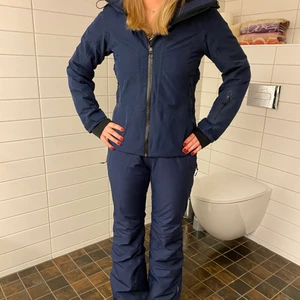 Everest Skidjacka + skidbyxor 34/36 - Fint sportigt marinblått skidset från Everest, båda tillämpade med Recco lavinräddningssystem, perfekt för alla vinteraktiviteter. Jackan är i storlek 34 och byxorna i storlek 36. Båda två har snölås och är vattenavvisande. Lagom varmt. De är i använt men bra skick, byxorna har en liten skråma längst ner på benet (se bild) men inget som påverkar funktionen på något sätt.   600:- för båda två, nypris runt 2500:- Köpare står för frakt annars upphämtning i Göteborg.
