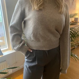 Stickad tröja  - Beige stickad tröja från & Other stories. Superfin och jätteskön men kommer tyvärr inte till användning. Endast använd en gång! Priset + frakt💖