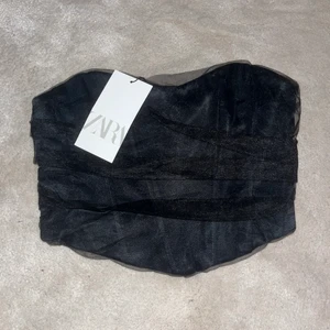 Korsettliknande topp från zara  - Helt ny topp från zara tyvärr lite liten för mig men såå fin. Hittade ingen bild från sidan då den är slutsåld men skicka för flera bilder💕