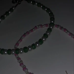 Armband rosa och grön vita armband💞🤍💚 - Bra skick egengjorda för några år sedan säljer dom tillsammans så 35 kronor för båda