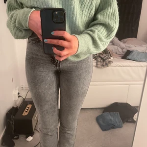 gråa jeans - gråa zara jeans med slits längst ner!! Superfina i storlek 34❤️
