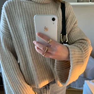 Stickat tröja - Beige stickad tröja med polokrage! Storlek är Xs men passar nog Xs-M:) 