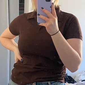 Pikétröja  - En brun pikétröja, använd ett fåtal gånger💙 Köparen står för frakt, pris kan diskuteras 🛵 står L i men skulle säga S/M