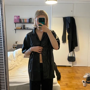 Läder skjorta - En super cool läder skjorta från weekday bara använd några få gånger. Är i storlek S🥰🥰🥰 Frakten är 57kr