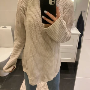 Lång kofta - Lång stickad kofta från gina tricot strl s. Super mysig med polo krage. Köpt för längesen men ser knappt använd ut