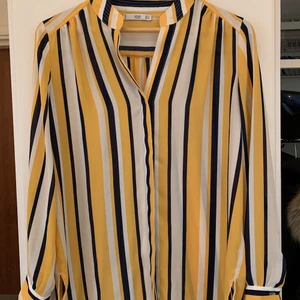 MANGO blus  - Blus från MANGO. Storlek S. Randig (vit, gul och mörkblå). Använd 3 ggr.