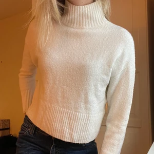 Vit tröja & other stories - Fin och jätteskön tröja från & other stories. Fint skick, är som ny. Kan mötas i Stockholm city annars står köpare för frakten 🤝 