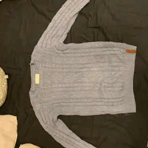 Ribbstickad tröja som är sparsamt använd, stor i storleken och passar xs-s eller m trots att den är i barnstorlek 160