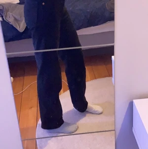 Svarta raka Levis jeans - Säljer dessa svarta jeans, från Levis. Får ingen användning av de och börjar bli för små. Har storlek 24 i midja och tror att jag har 32 i benen. Pris går att diskuteras‼️