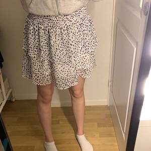 En kjol från chelsea använd bara några få gånger så den är som helt ny. Den är i storlek M men passar mig som brukar ha s/xs. Köpte kjolen för 449kr🤍 (Priset kan deskuteras) 