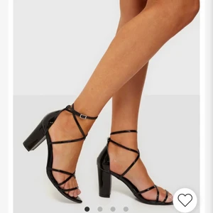 Klackar storlek 40 - Super snygga klackar från Nelly, helt oanvänd endast testade! Storlek 40