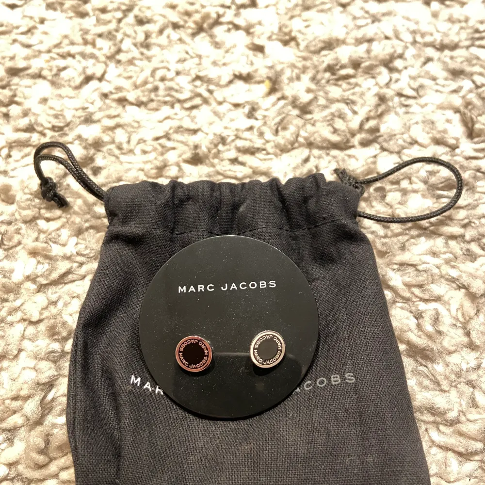 Jag säljer mina fina örhängenfrån Marc Jacobs som användts fåtal gånger. Kvitto saknas då jag fick dem i julklapp Köptes för 1 00 kr men priset kan diskuteras!😊 #örhängen #trend #marcJacobs. Accessoarer.