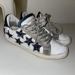 Ett par skit balla Zadig skor med stjärnor, nypris ca 2500kr. Väl använda skor men ändå i bra skick som jag säljer pga att jag inte har användning för de längre. 
