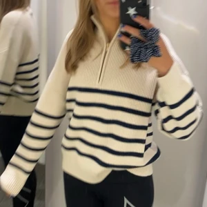 Zip up tröja - Jättefin stickad randig tröja med dragkedja från Lindex, knappt använd! Storlek L men passar även mindre, jag på bilden brukar ha s/m i tröjor💘                                             Bud: 270+frakt