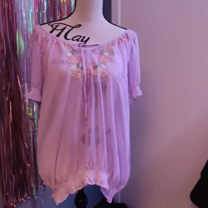 Sheer lila tröja. - Lila sheer tröja med detalj och stretch i armarna och botten av tröjan, storlek är unknown då den är second hand men gissar att den kan vara XL.