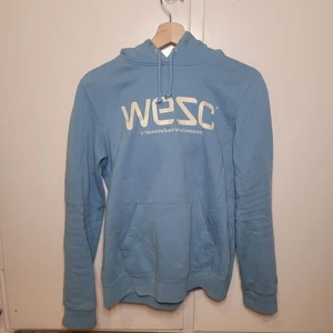 Wezc hoodie blå - Har några fläckar jag ej får bort(se bild) även väldigt litet huvudhål.