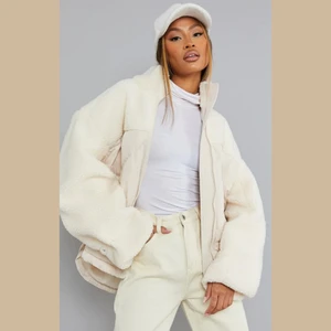 Vit jacka - Superskön vit jacka med teddymaterial över axlar och armar. Passar mellan strl S-L beroende på hur oversize man vill ha den. Modellen på bilden har på sig storlek S. Använd fåtal gånger och i mycket bra skick🤍 Köparen står för frakten! 