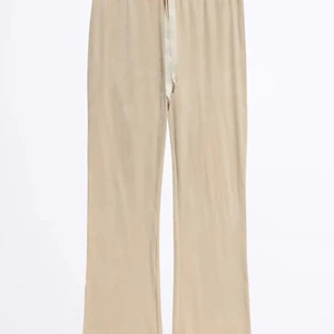 Gina tricot mjukisbyxor - Säljer nu dessa Cecilia velour byxorna från Gina tricot som är slutsålda! 129kr och med frakt 195kr! Använda fåtal gånger. ⚡️💕🥰