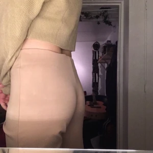 Beige byxor från bubbleroom  - Säljer dessa byxor i storlek S tidigare köpt från bubbleroom🤎Säljer dom för 200+frakt