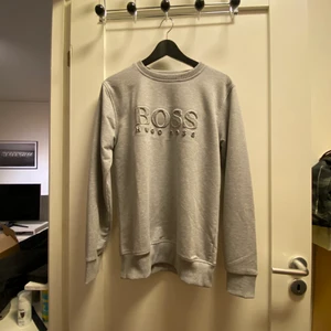 Hugo Boss Sweatshirt replika  - En väldigt cool Hugo boss sweatshirt, trycket är i 3d och står ut en bit. Tröjan har Inga hål eller liknande o den är i väldigt bra skick 