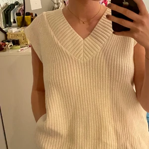 Stickad väst - Superfin stickad vit/beige väst. 