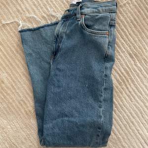 Superfina #jeans från & Other Stories i storlek 27. Avklippta nedtill men inte särskilt mycket.