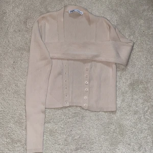 Ribbad kofta - Säljer denna fina koftan från Zara då jag aldrig använt den! Den är lite nudefärgad och ribbad, aldrig använd och även slutsåld hos Zara! Väldigt liten i strl så passar xs/s🤩🤩