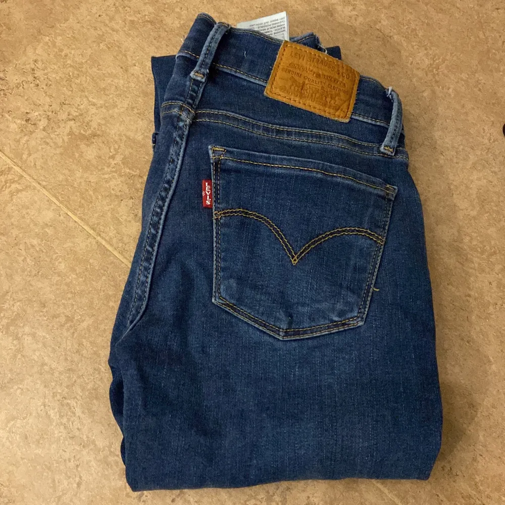 Stretchiga tajta jeans från Levi’s                         Lågmidjade 23/30. Jeans & Byxor.
