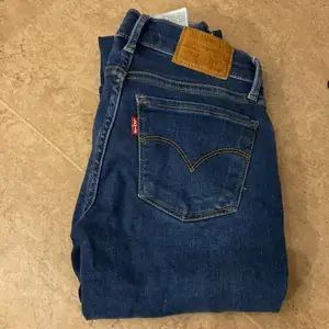 Stretchiga tajta jeans från Levi’s                         Lågmidjade 23/30