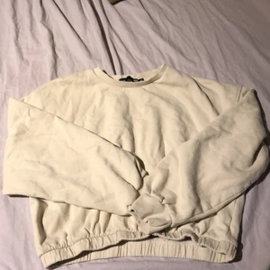 Beige sweatshirt, storlek M - Beige Sweatshirt, super fin. Använder aldrig tyvärr 