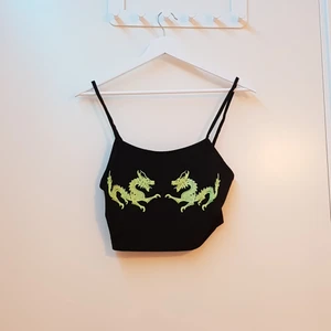 Crop top från SHEIN i storlek S:) - Jätte fin crop top med drakar. Har använt den ungefär 10 gånger.
