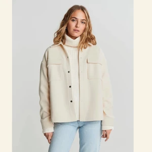 Kort kappa - Kappa från Gina tricot, oversize i storleken skulle passa xs-m, frakt tillkommer💗