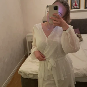 Klänning - En jättefin vit klänning från Gina Tricot! Använd en gång så väldigt bra skick, inga fläckar osv. Storlek 36 o säljer då den är lite liten upptill på mig.