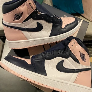 Jordan 1 High OG Atmosphere (W) - Säljer dessa Jordan 1 High OG ”Atmosphere/Bubblegum”. De är helt nya och oanvända. Finns i storlek 39. Andra skosnören fås med. Köpta ifrån zalando och orderbekräftelse finns. Skickas spårbart med PostNord.