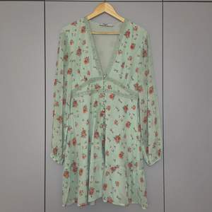 Chiffongklänning med knappdetalj från NA-KD. STORLEK 38. Användes endast en gång. Perfekt klänning för sommaren 🌸