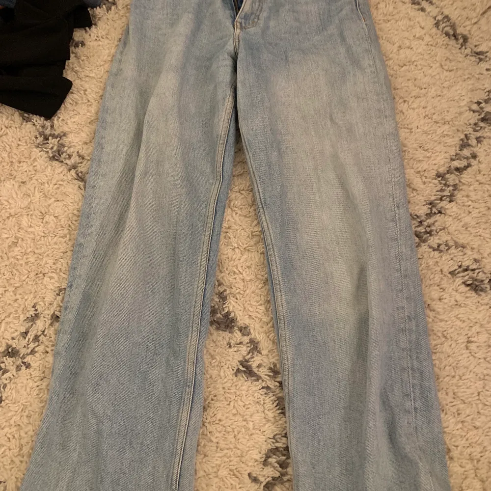 Blåa wideleg jeans, passar en S!  För frågor och mer info, skriv!🤍 . Jeans & Byxor.