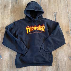 Svart Thrasher hoodie, sparsamt använd. Inga sprickor eller defekter på printet. Storlek L