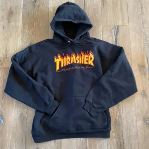 Svart Thrasher hoodie, sparsamt använd. Inga sprickor eller defekter på printet. Storlek L