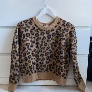 Snygg, stickad tröja i leopardmönster! 🐆 Super snygg till ett par jeans! Storlek S från H&M. (Kan eventuellt också frakta men köparen står för frakten) 