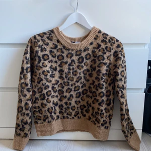 Stickad tröja i leopardmönster - Snygg, stickad tröja i leopardmönster! 🐆 Super snygg till ett par jeans! Storlek S från H&M. (Kan eventuellt också frakta men köparen står för frakten) 
