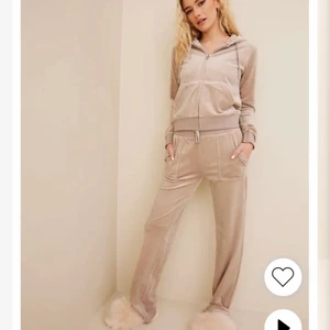 Biege juicy sätt - Buda gärna, storlek s i byxor men passar även xs, M i tröja men passar även s❤️ säljer endast som ett helt sätt köp direkt för 1300 pris kan alltid diskuteras. Vill gärna få sålt dem så snabbt som möjligt 