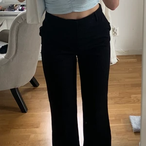 Kostymbyxor - Mina favorit kostymbyxor som tyvärr blivit för små😢 byxorna är från Lindex i strl 36❤️ (skriv för fler och tydligare bilder)