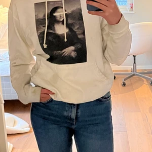 Hoodie - Vit hoodie med Mona Lisa på framsidan. Bra skick, använd mycket 