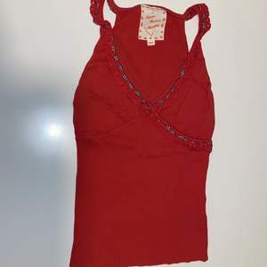 Köpte den i Grekland före 2 år sen ! Coral färg jätte snyg tröja!!! ❤️‍🔥❤️‍🔥❤️‍🔥 S -M storlek! För sommar mood! 🧡❤️ 64%bomul 