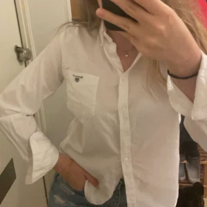 Gant skjorta - Vit gant skjorta. Skjortan är använd fåtal gånger och i väldigt bra skick. Ordinarie pris 599 kr☺️