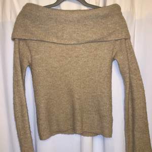 Säljer denna tröjan från bikbok då den inte kommer till användning längre! Men den är väldigt varm och skön att ha på sig! 