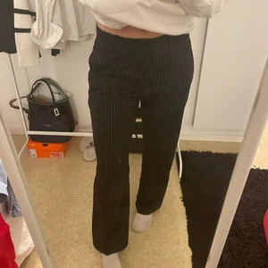 Kostymbyxor  - Jättefina randiga lågmidjade kostymbyxor, köpta secondhand men i väldigt bra skick! Storlek 48 men passar mig som har S. Jag är 164 cm och de är lite korta på mig!