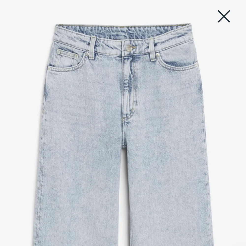 Säljer dessa jeansen från Monki medel Yoko då dem är för stora. Aldrig använda så precis som nya. Nypris 400kr. Jeans & Byxor.