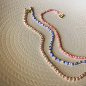 Armband i olika slags pärlor